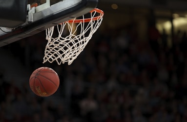 篮球直播画面 - NBA赛场球员扣篮精彩瞬间
